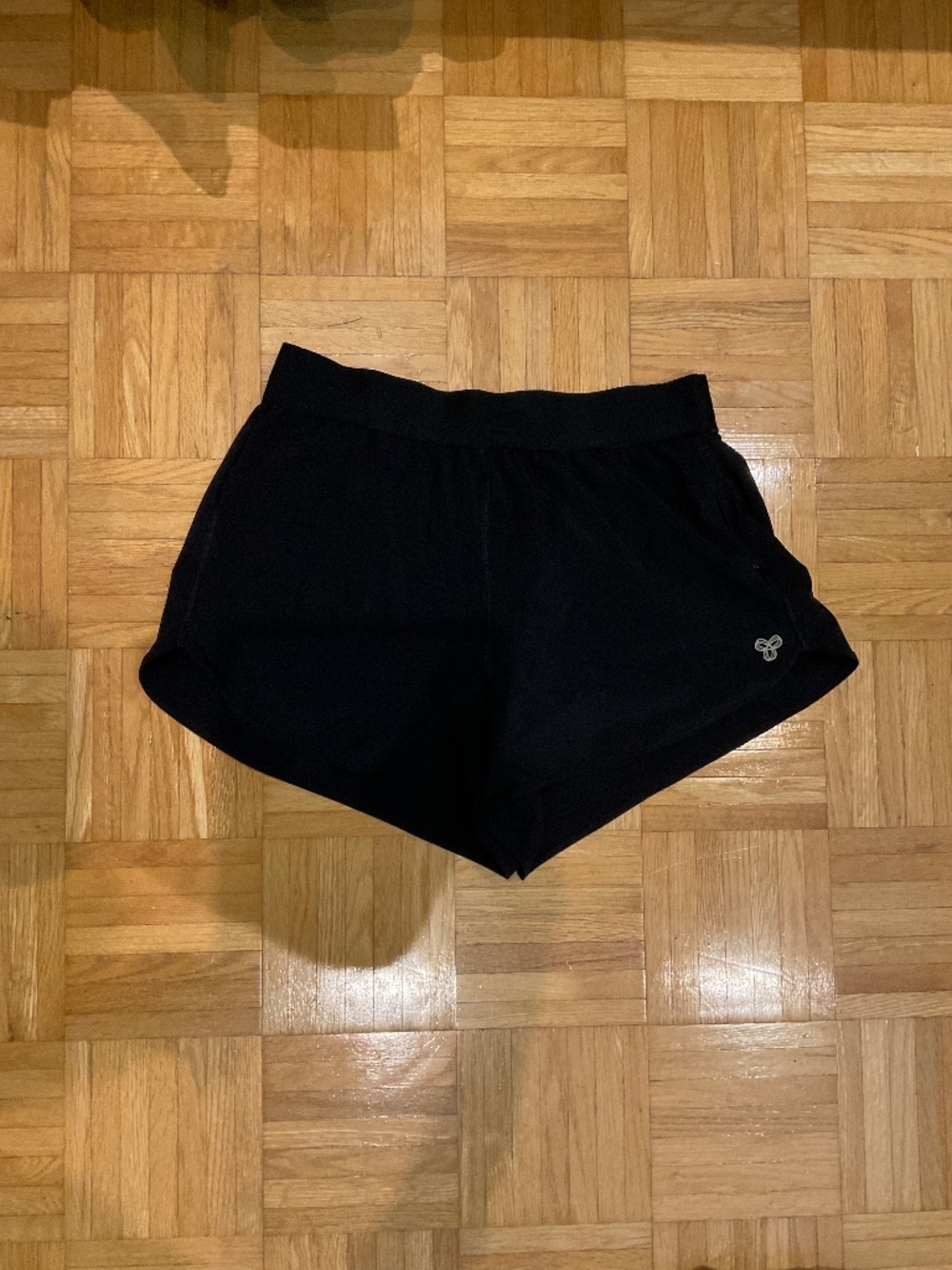 TNA GOLDEN RUN SHORTS in black